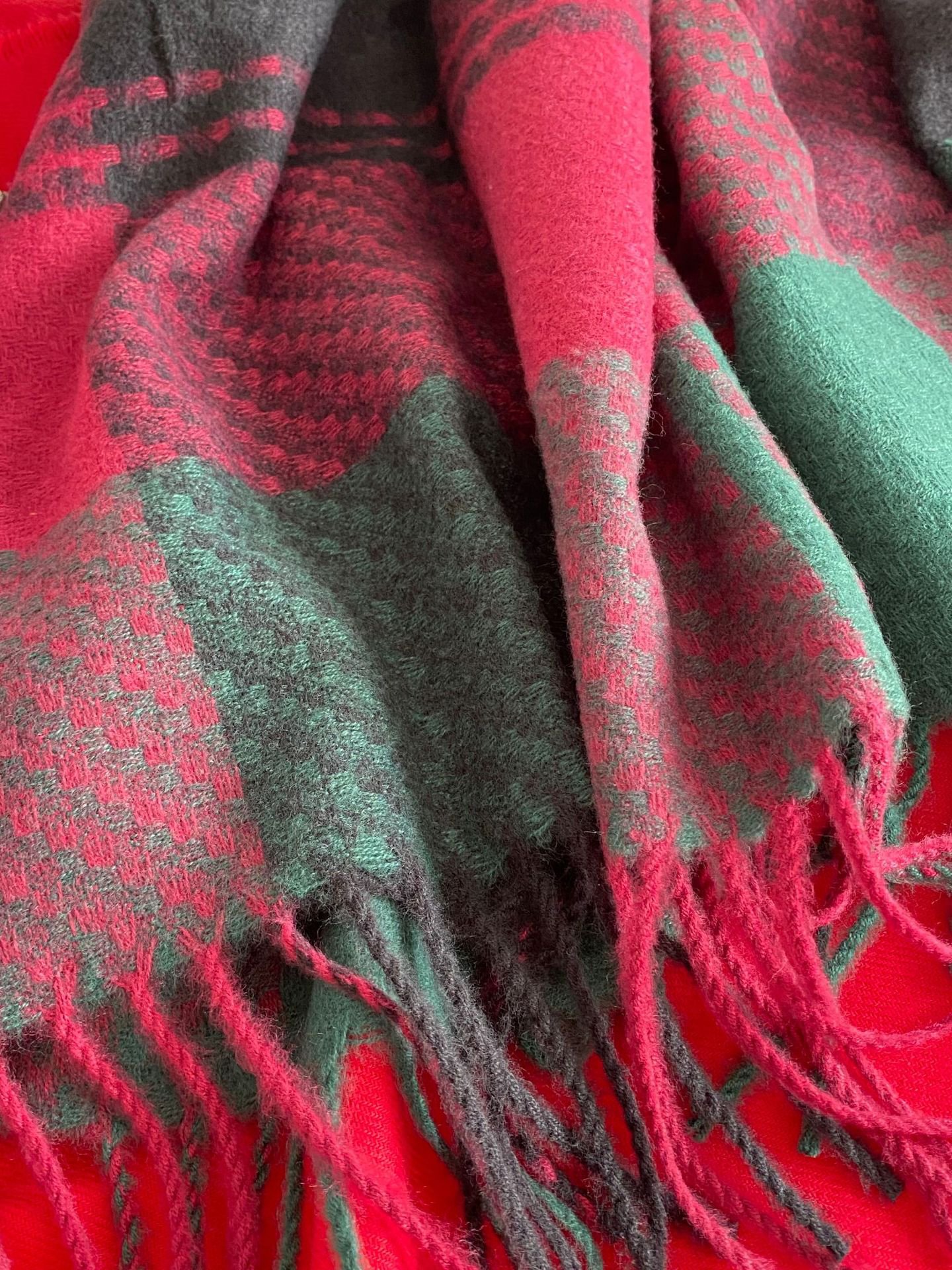 Christmas Red and Green Plaid Pattern Contrasting Cashmere Scarf Festive Party Scarf Autumn Winter Warmth