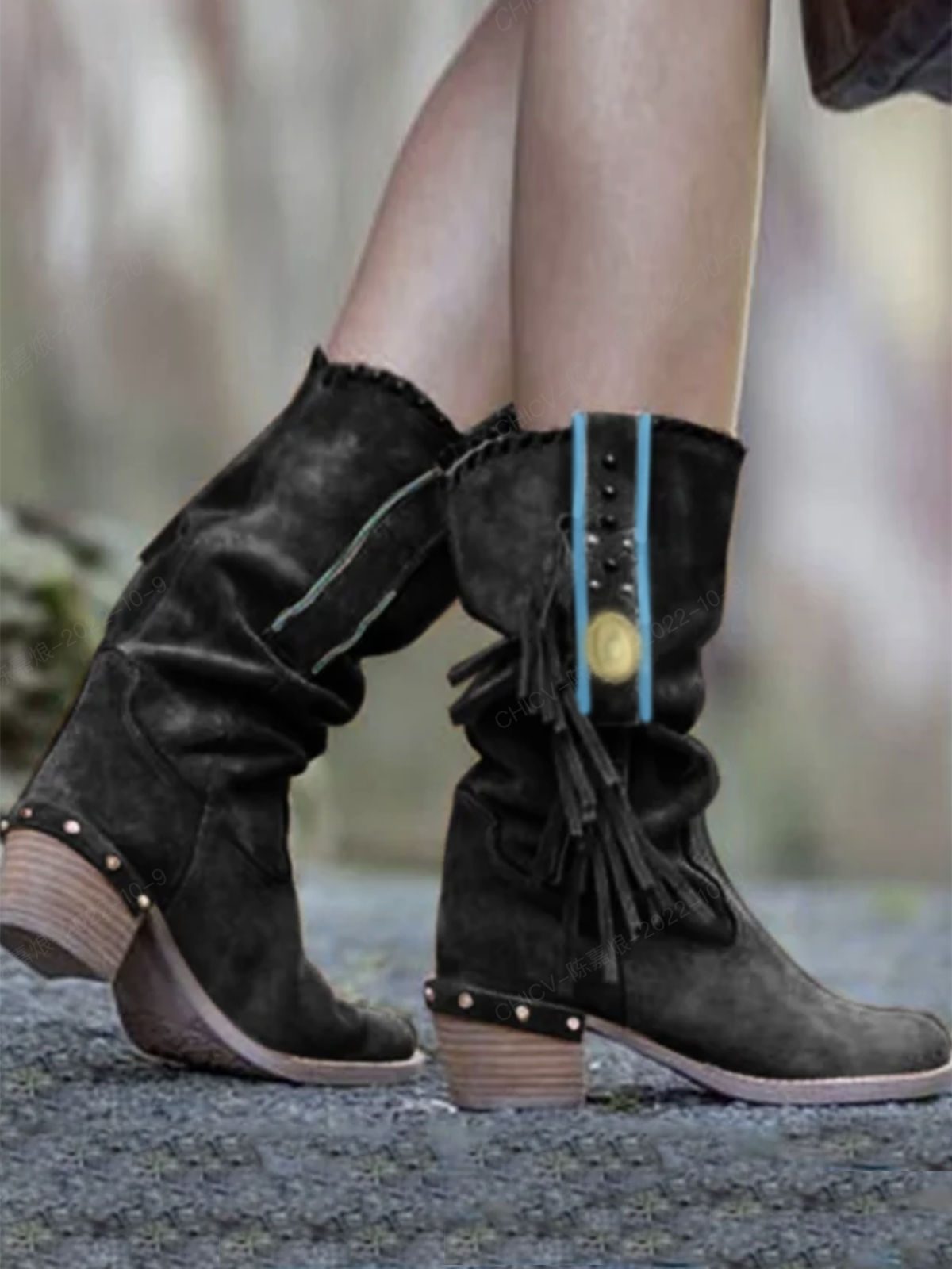 Fringed suede in the middle of the boots