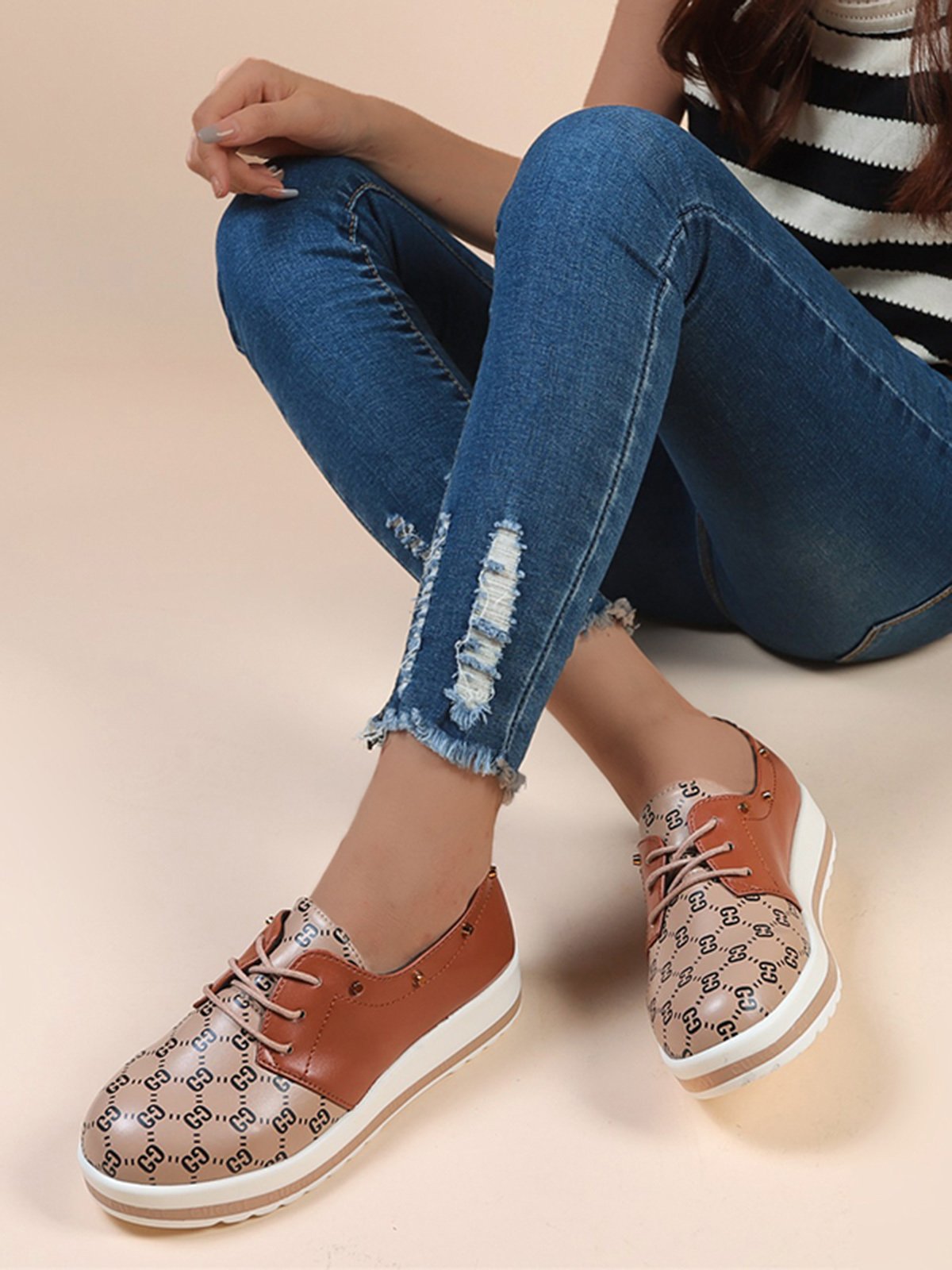Classic Old Flower Abstract Graphic Studded Lace-up Shoes