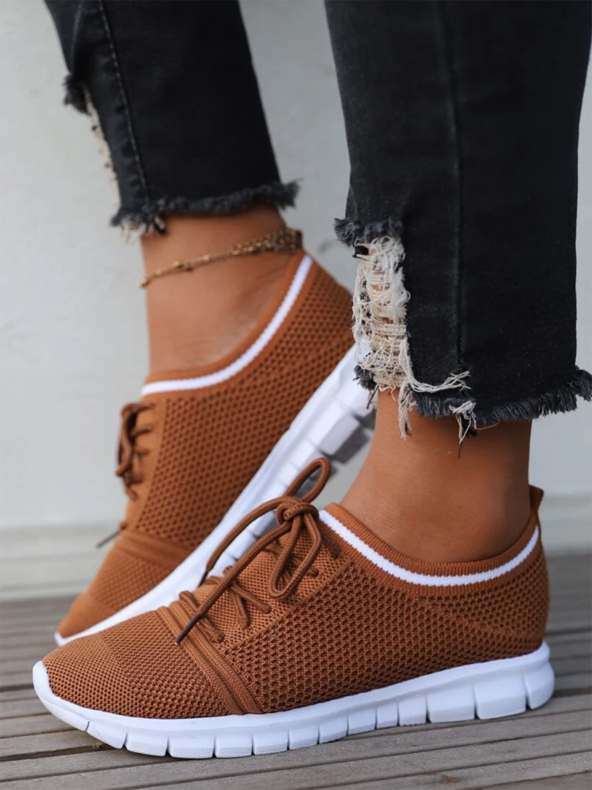 Lightweight Breathable Flyknit Lace-Up Sneakers