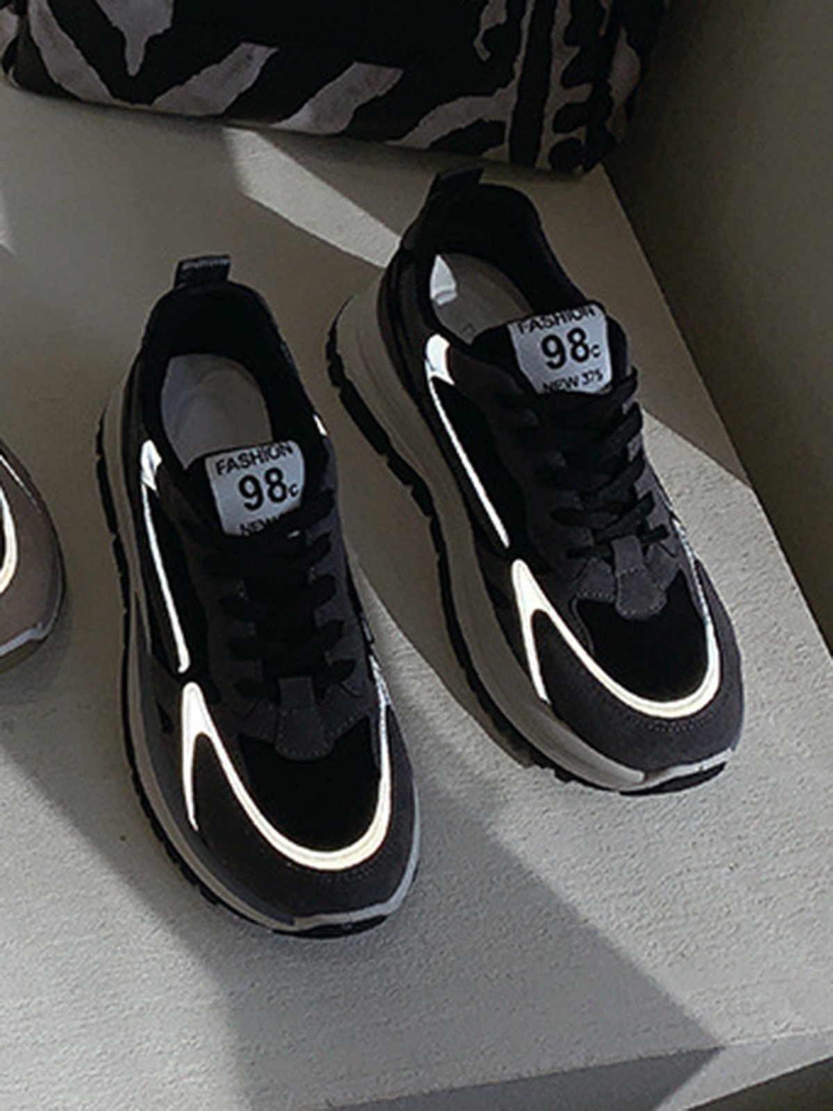 Vintage Stitching Lightweight Breathable Luminous Sneakers